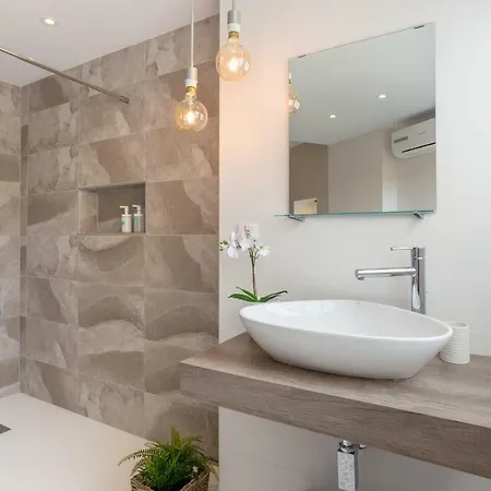 Apartment Stunning Spacious With Free Parking