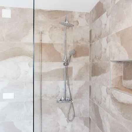 Stunning Spacious With Free Parking Apartment