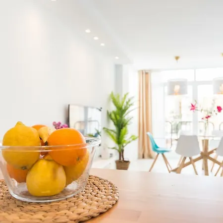 Stunning Spacious With Free Parking Apartment *