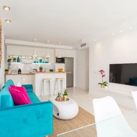 Stunning Spacious With Free Parking Apartment *