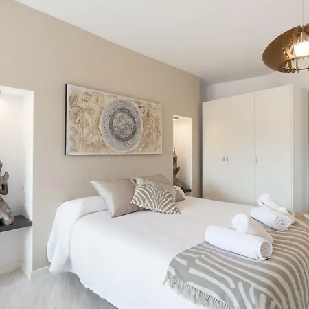Stunning Spacious With Free Parking Apartment *
