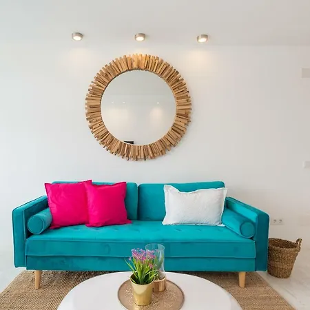 Stunning Spacious With Free Parking Apartment