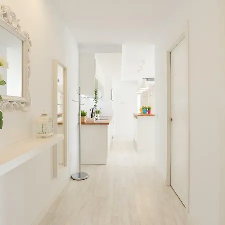 Stunning Spacious With Free Parking Apartment