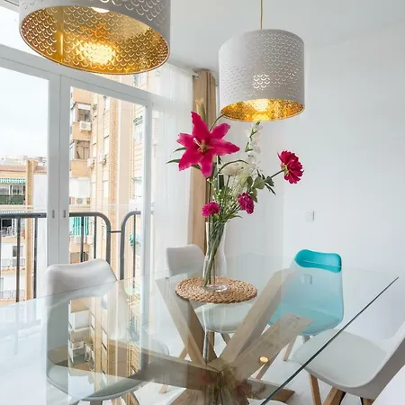 Stunning Spacious With Free Parking Apartment *