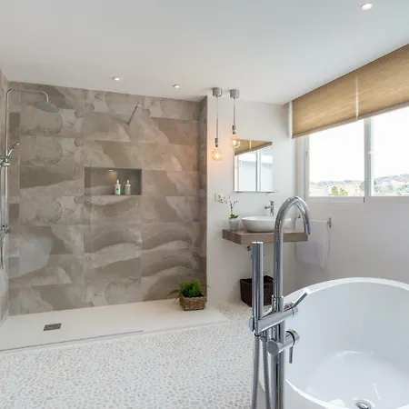 Stunning Spacious With Free Parking Apartment *